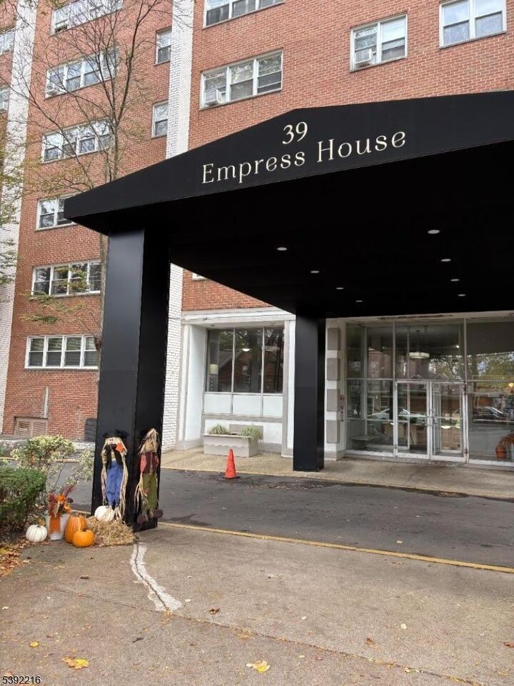 Property Photo:  39 E 39th St  NJ 07514 