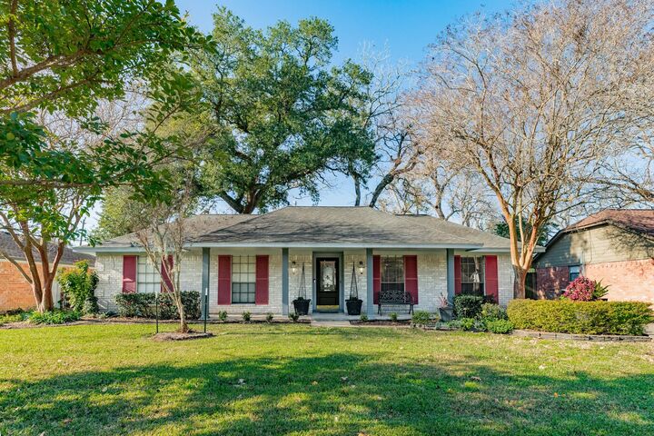 Property Photo:  221 Banyan Street  TX 77566 