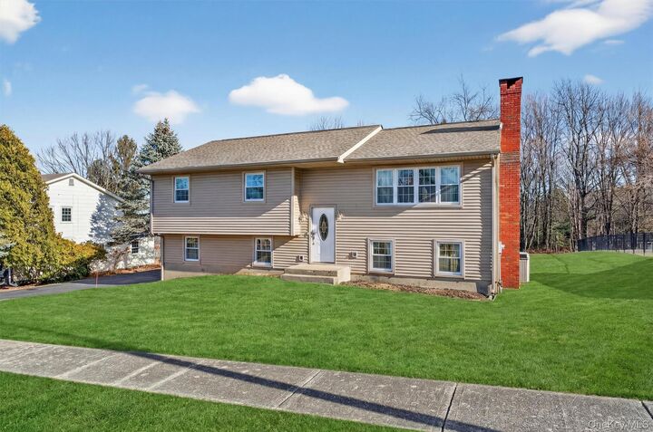 Property Photo:  11 Hilltop Lane  NY 10990 