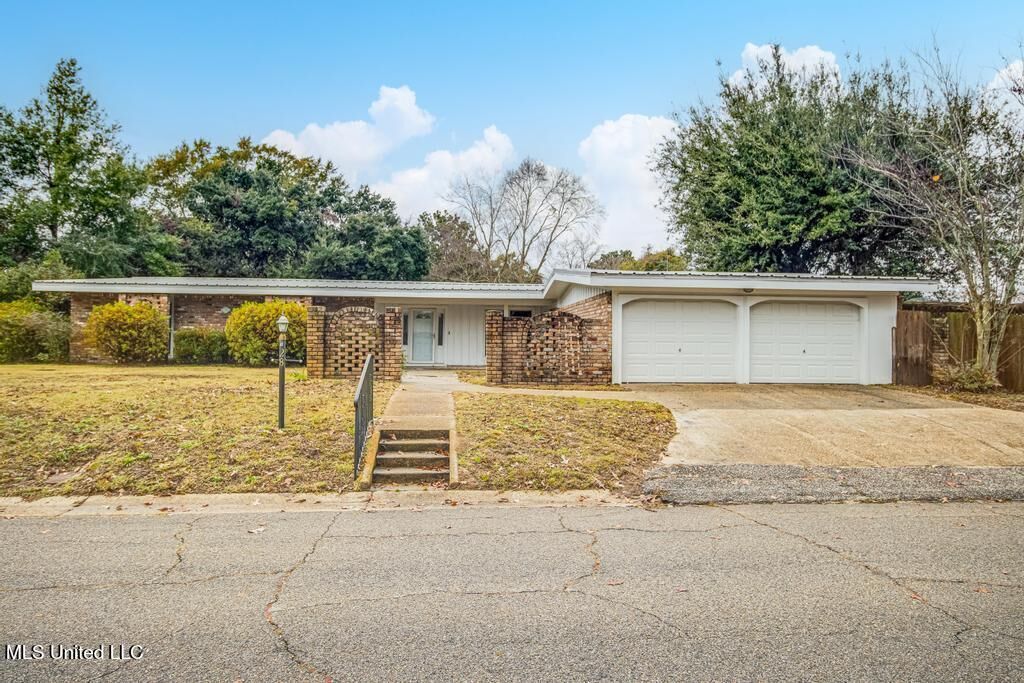 Property Photo:  28 Woodglen Drive  MS 39507 