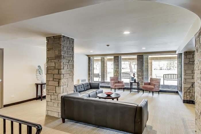 Property Photo:  2500 Windsor Mall 2D  IL 60068 