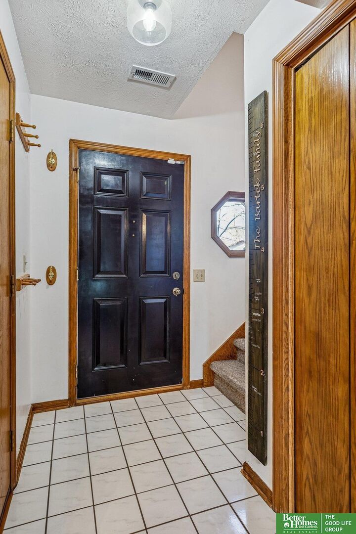 Property Photo: 410 Sherwood Drive NE 68028