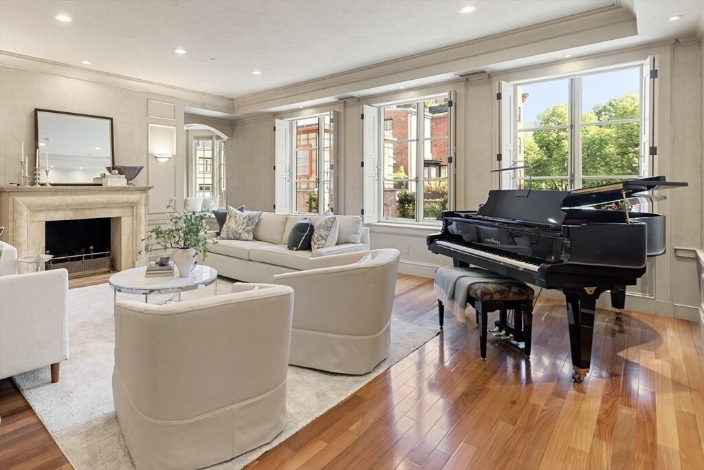 Property Photo:  25 Beaver Place 25  MA 02108 