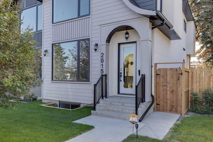 Photo de la propriété:  2015 23 Avenue NW  AB T2M 1W2 