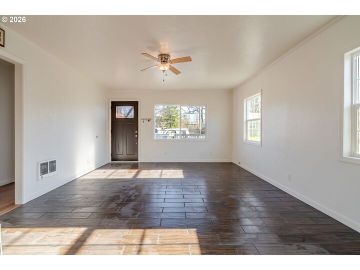 Property Photo: 1360 2nd Ave OR 97386