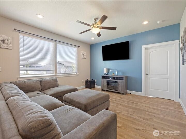 Property Photo:  1105 E Olympia Street E  WA 99344 