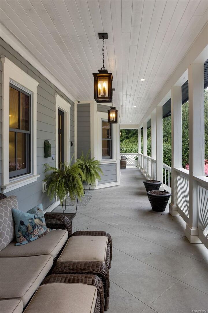 Property Photo:  643 Southwood Dr  BC V9B 6R9 