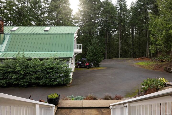 Property Photo: 643 Southwood Dr BC V9B 6R9