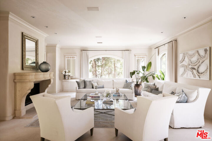 Property Photo:  1160 Chantilly Rd  CA 90077 