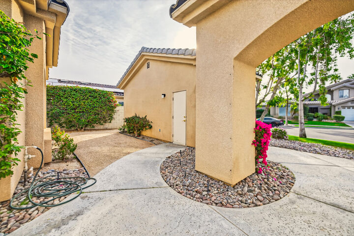 Property Photo:  6 Queens Court  CA 92270 