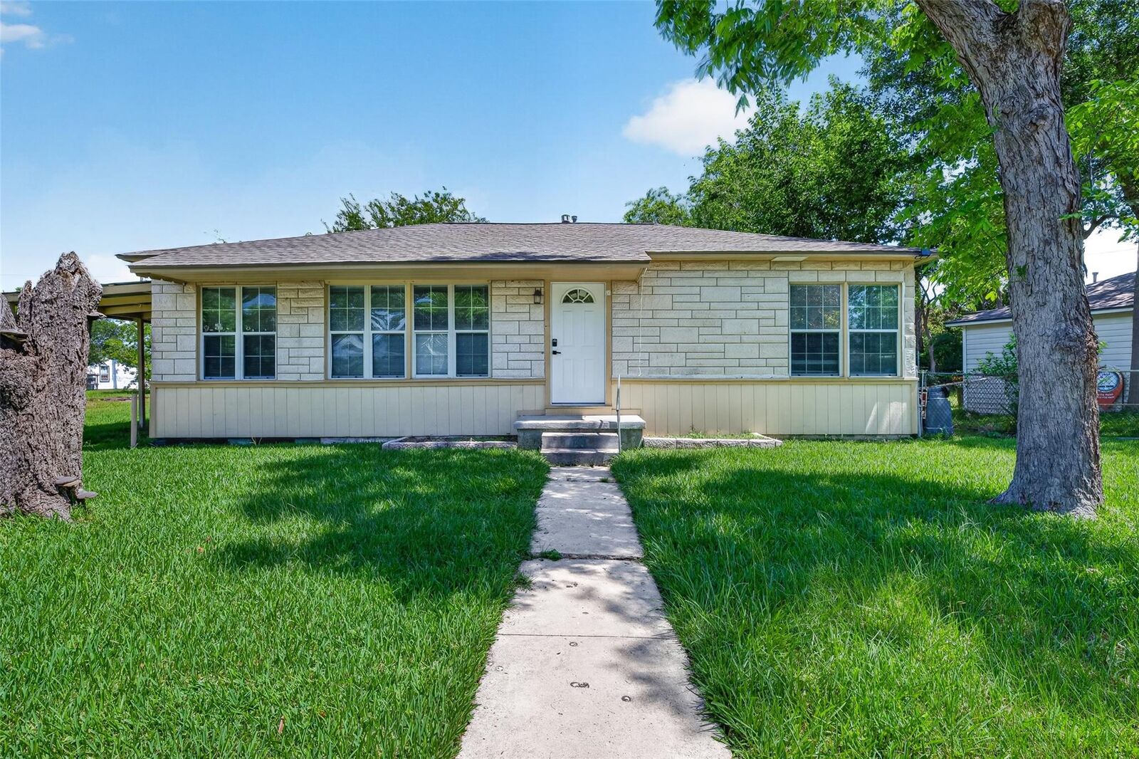 Property Photo:  1221 Parkway Street  TX 77520 