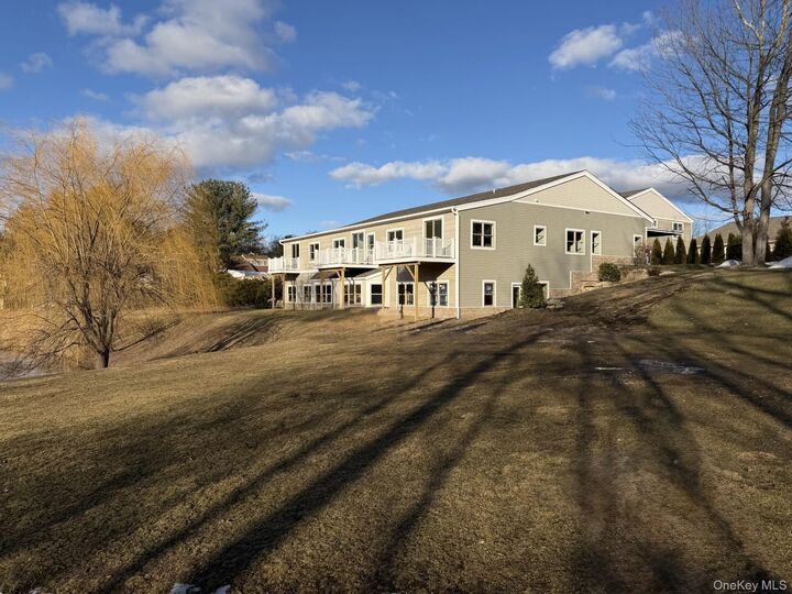Property Photo:  905 Oakridge Common  NY 10590 