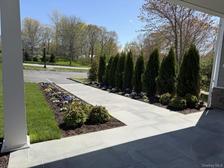 Property Photo:  905 Oakridge Common  NY 10590 