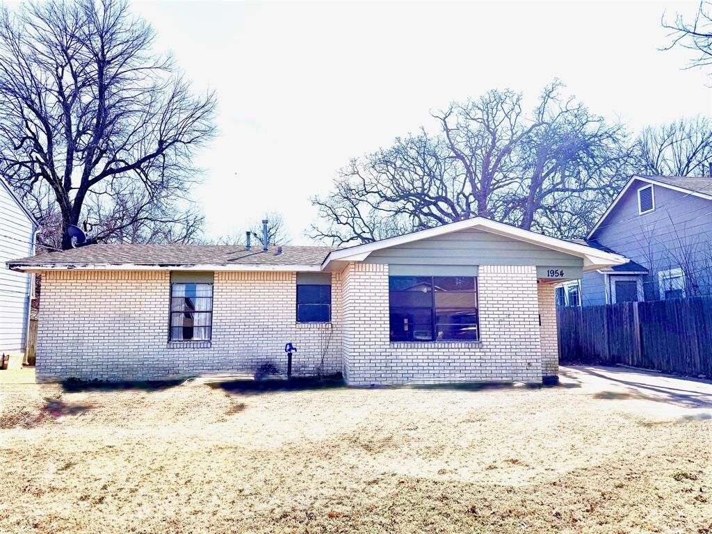 Property Photo:  1954 E Booth Street  TX 75460 