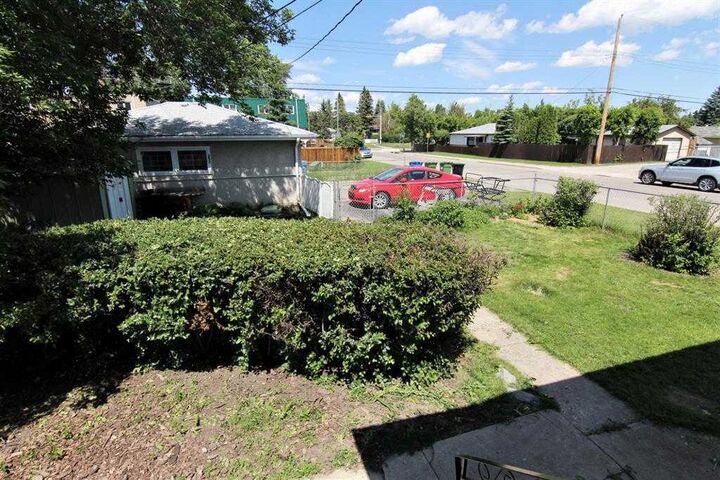 Property Photo:  7504 39 Avenue NW  AB T3B 1V3 