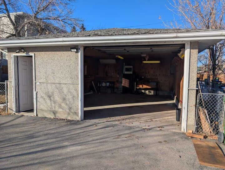 Property Photo:  7504 39 Avenue NW  AB T3B 1V3 