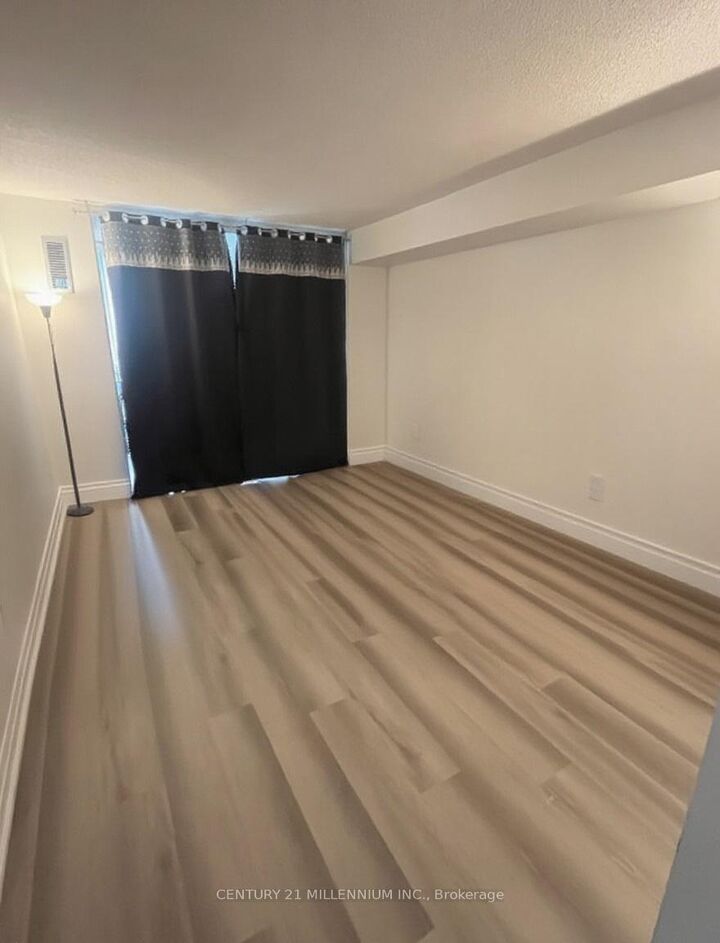 Property Photo:  26 Hanover Road 1605  ON L6S 4T2 