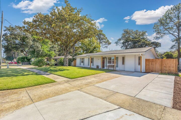 Property Photo: 230 SW Santa Rosa Street FL 32548