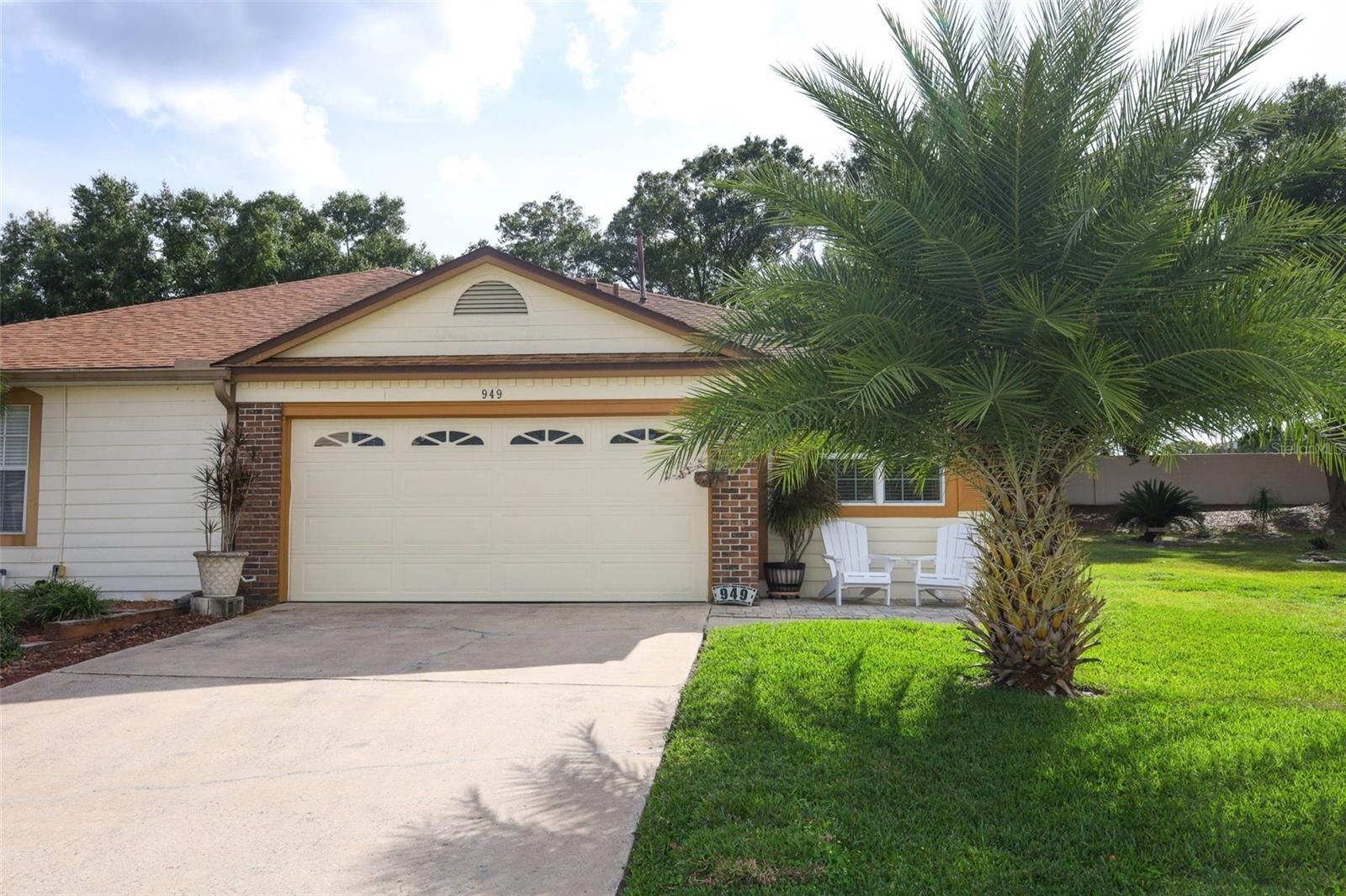 Property Photo:  949 Norfolk Court  FL 32750 