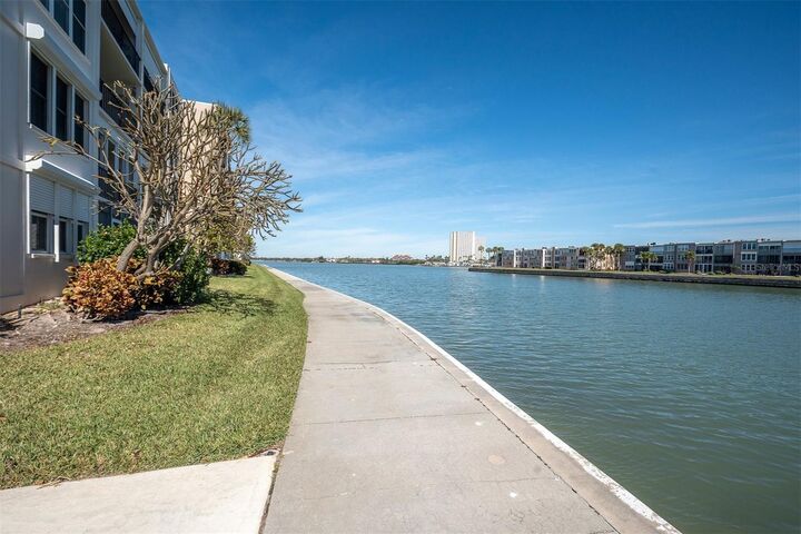 Property Photo:  7625 Sun Island Drive S 101  FL 33707 