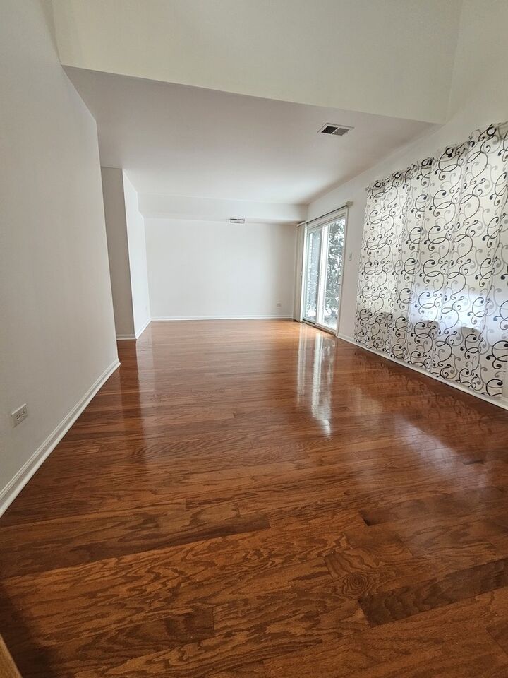 Property Photo: 1327 Sugar Court 1327 IL 60563