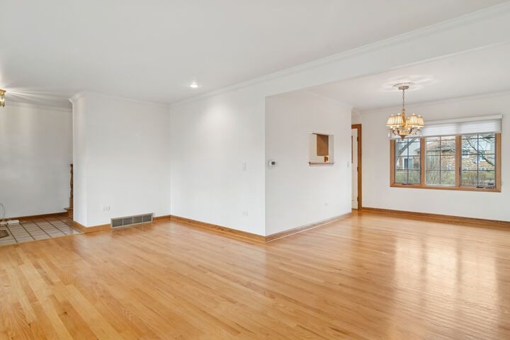 Property Photo:  1522 E Fleming Drive N  IL 60004 