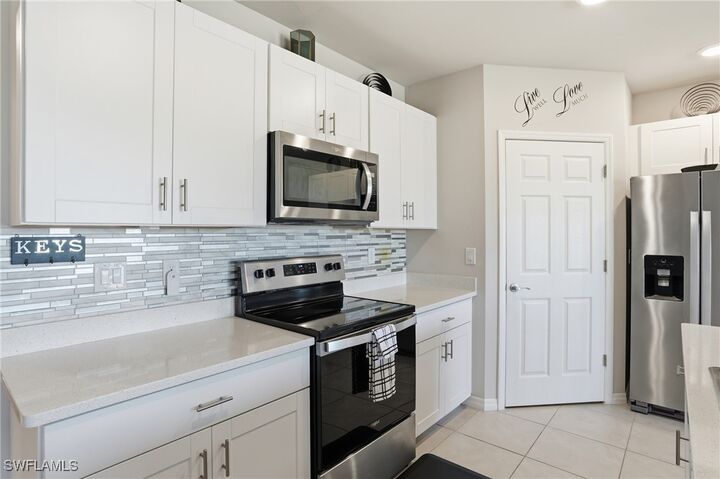 Property Photo: 4121 68th Avenue NE FL 34120