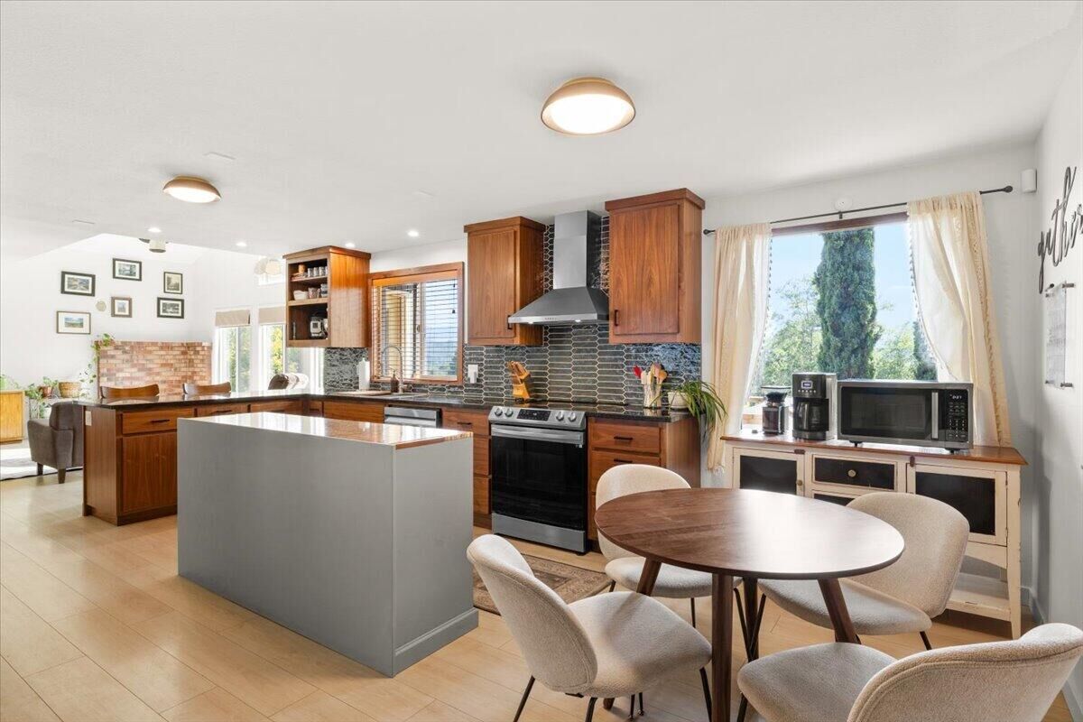 Property Photo: 956 NE Beacon Drive OR 97526