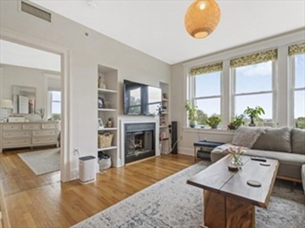 Property Photo:  2025 Commonwealth Avenue 5  MA 02135 