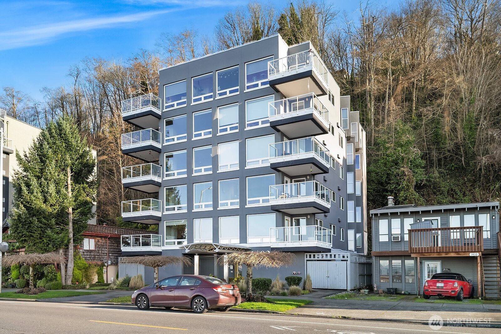 Property Photo:  1402  Alki Avenue SW 402  WA 98116 