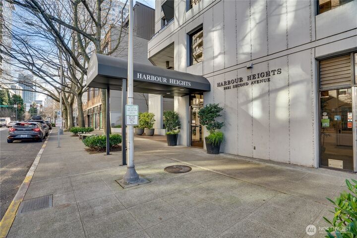 Property Photo:  2621  2nd Avenue 706  WA 98121 