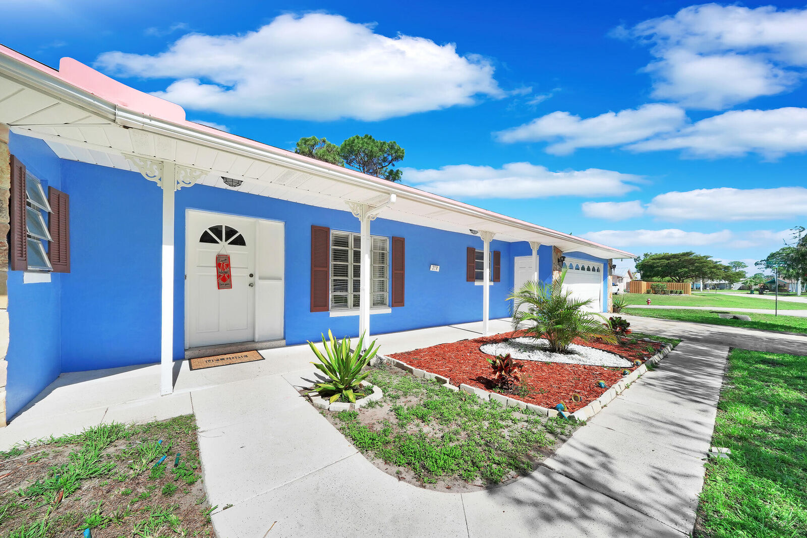 Property Photo:  213 SE Eyerly Avenue  FL 34983 