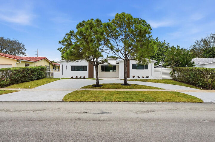 Property Photo:  5507 W Park Road  FL 33021 