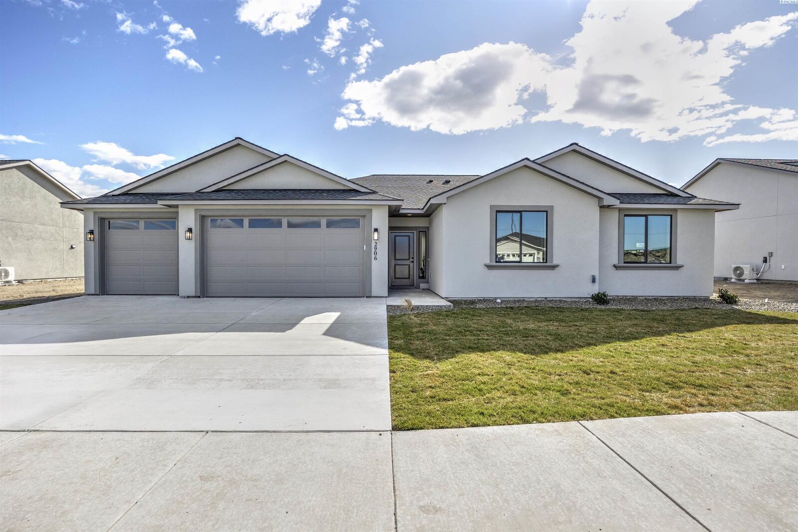 Property Photo:  2906 E Helena St  WA 99301 