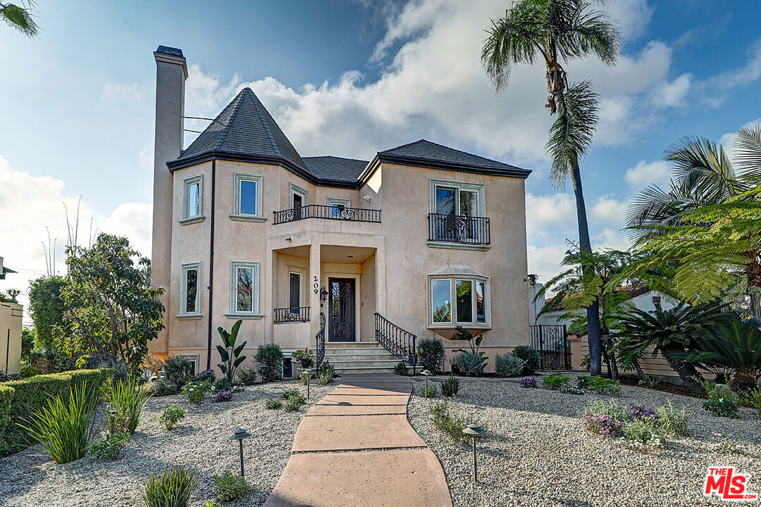 Property Photo:  209 S Anita Ave  CA 90049 