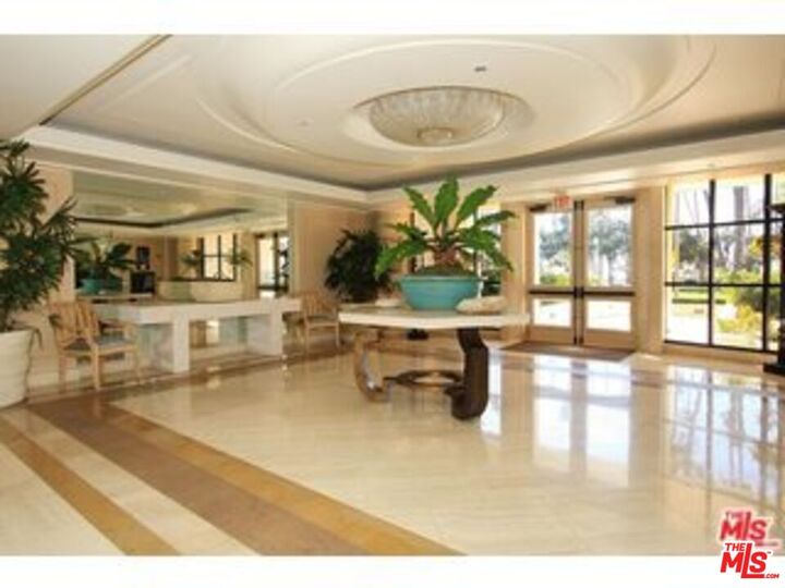 Property Photo: 701 Ocean Ave CA 90402