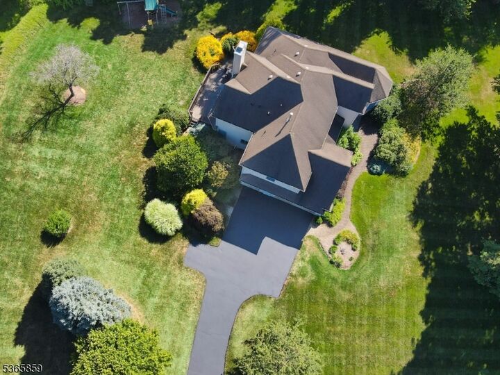 Property Photo:  2 Sutton Ct  NJ 07419 