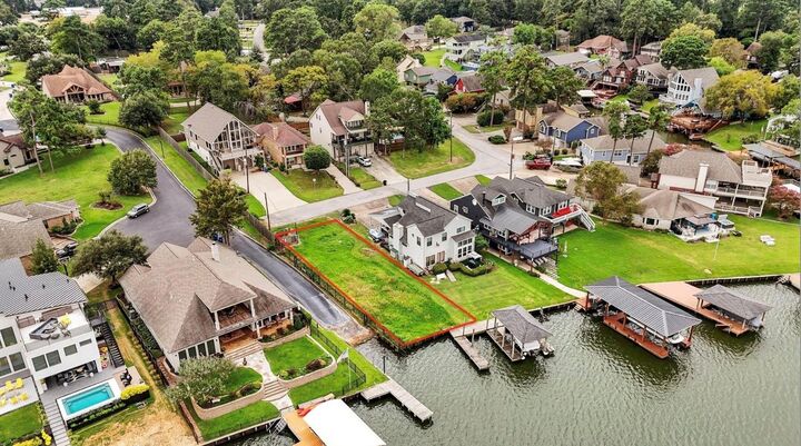 Property Photo:  243 Clear Water Street E  TX 77356 