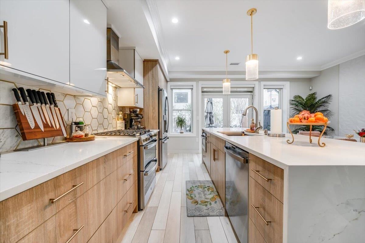 Property Photo:  22 Poplar St 1  NJ 07307 