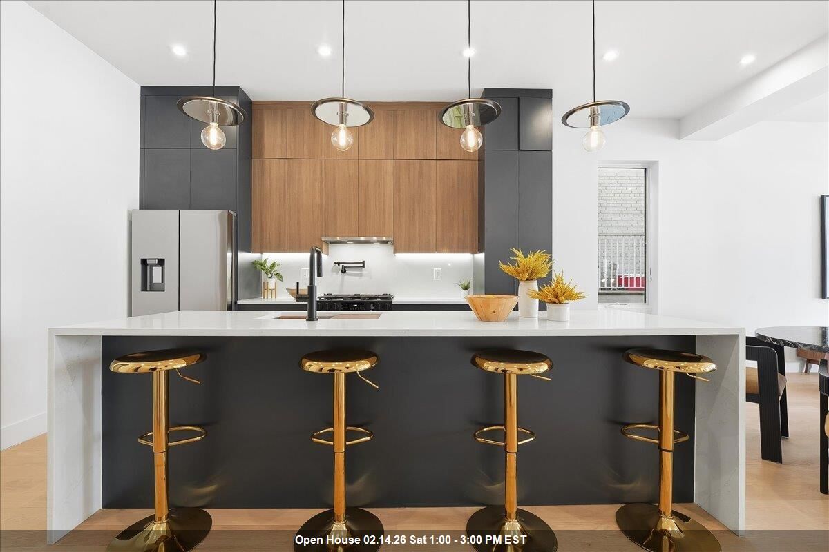 Property Photo:  105 Laidlaw Ave 2  NJ 07306 