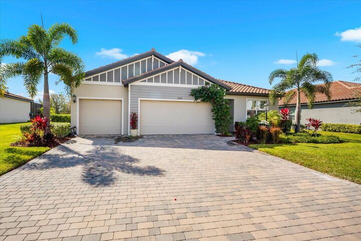 Property Photo: 13832 Green Hammock Place FL 34211