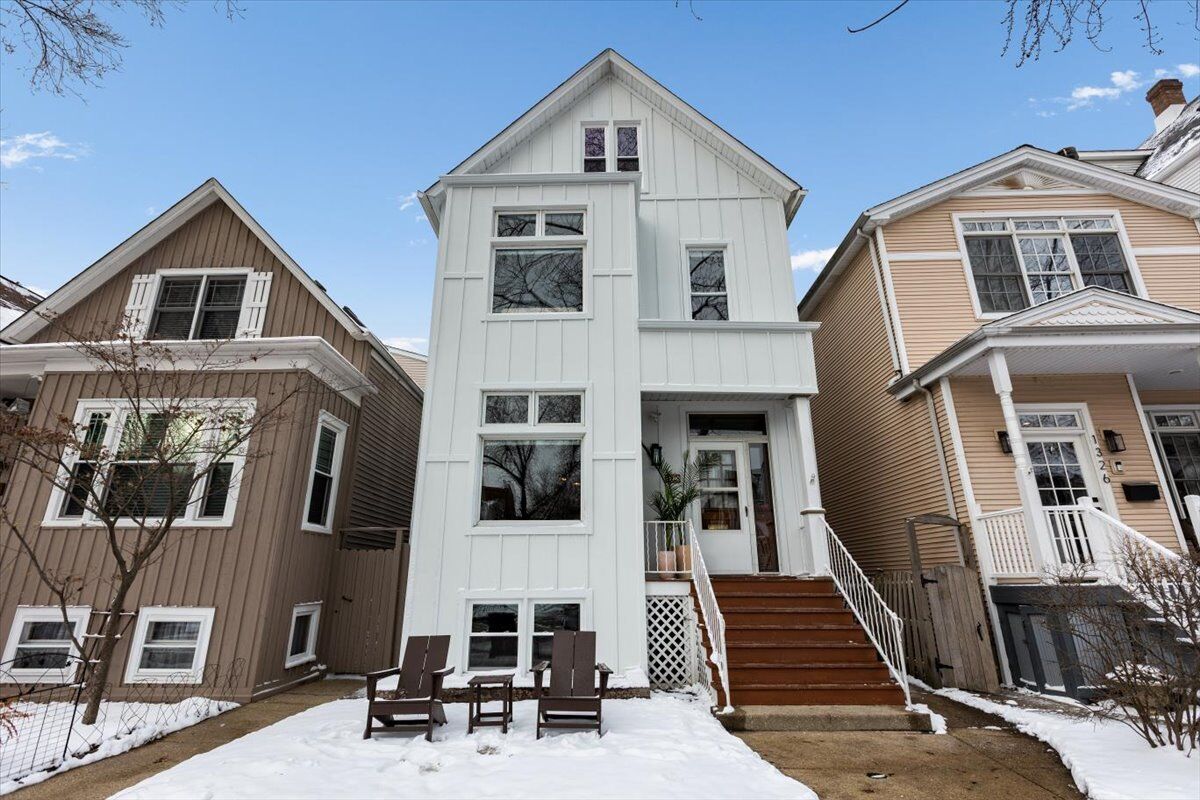 Property Photo:  1328 W Byron Street  IL 60613 