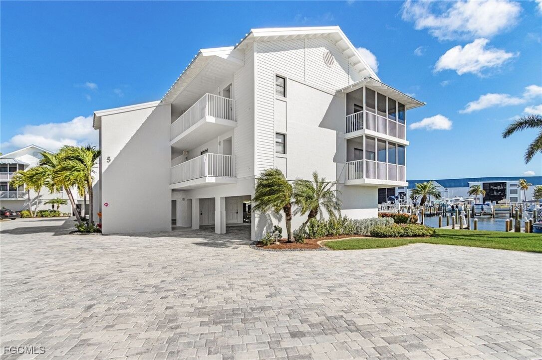 Property Photo: 16641 Stringfellow Road 506 FL 33922