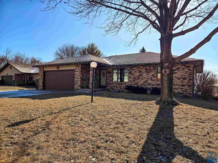 Property Photo: 4416 46th Street Ct IA 51108