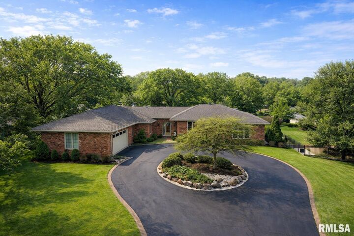 Property Photo: 108 E Coventry Lane IL 61614