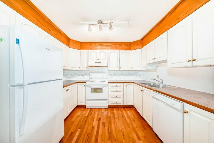 Property Photo:  642 McDougall Road NE 1  AB T2E 4Z7 