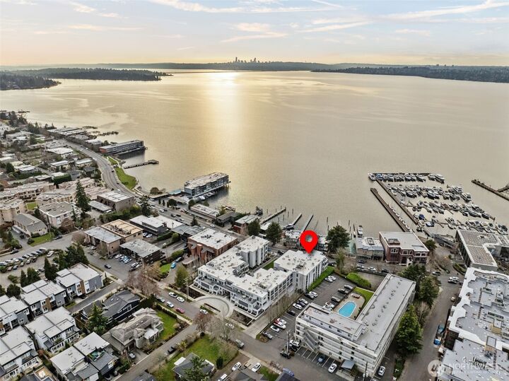 Property Photo:  225  2nd Street S D4  WA 98033 