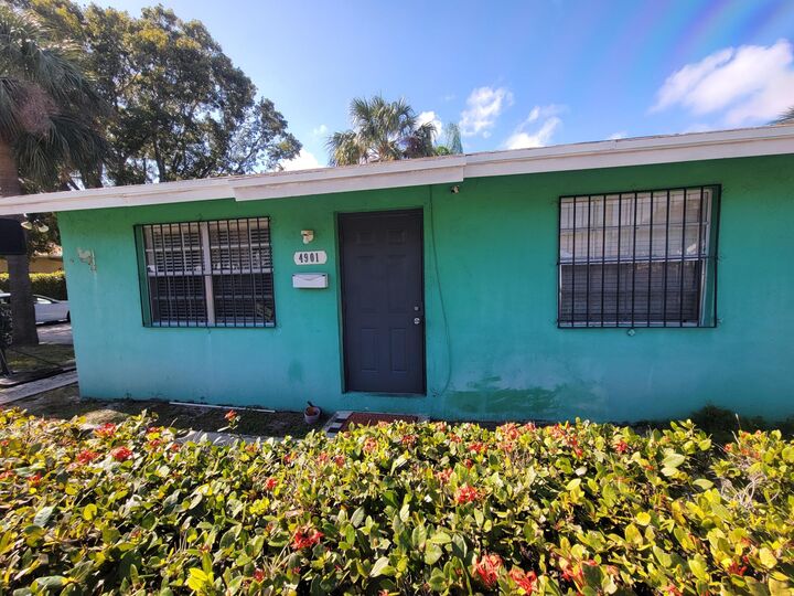 Property Photo:  4901 Spruce Avenue SE  FL 33407 