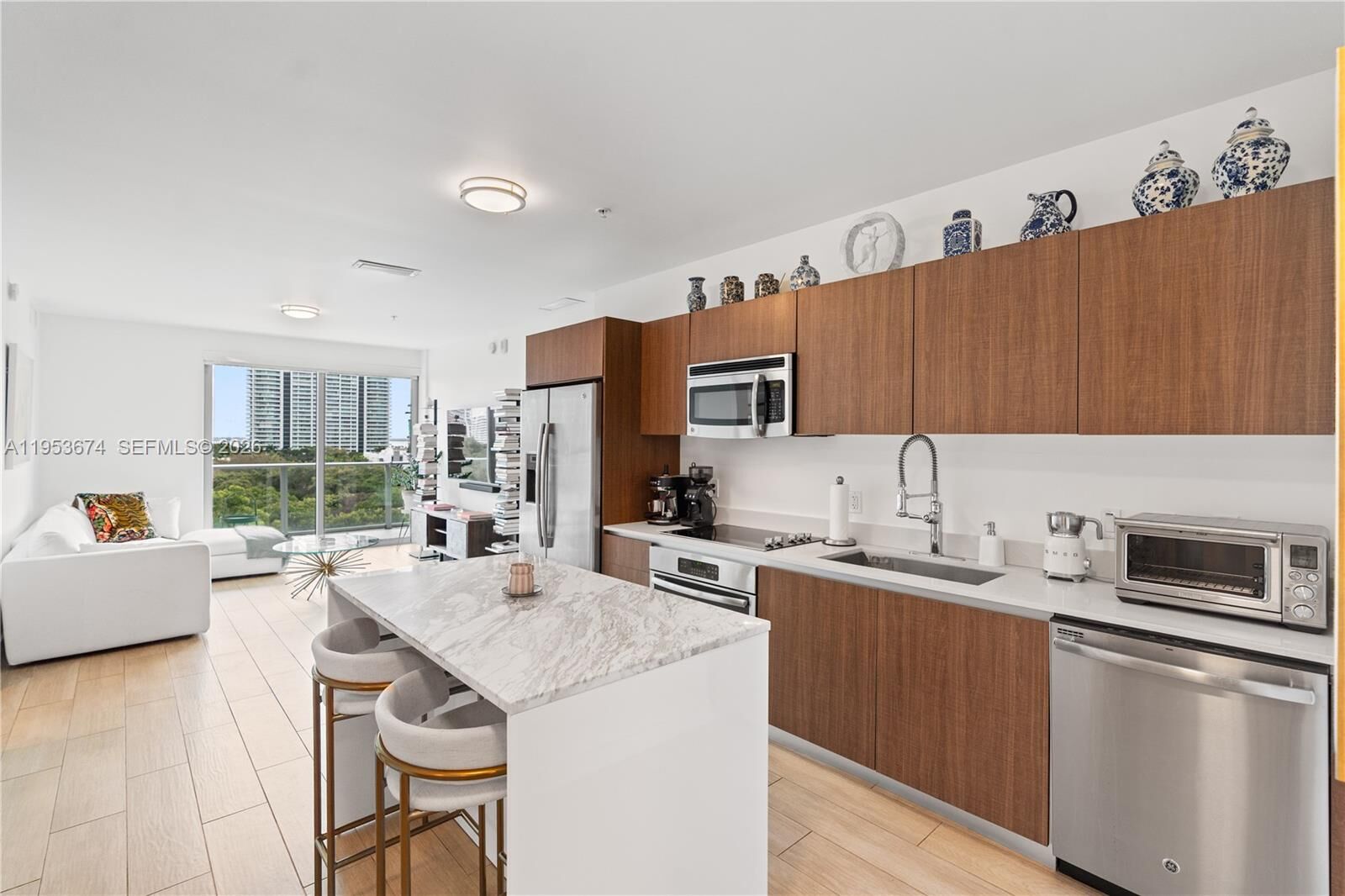 Property Photo:  1600 SW 1st Ave 807  FL 33129 