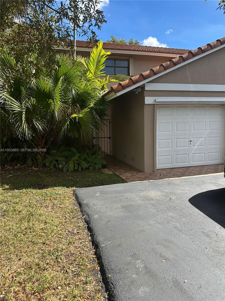 Property Photo: 8909 SW 113th Place Cir W 8909 FL 33176